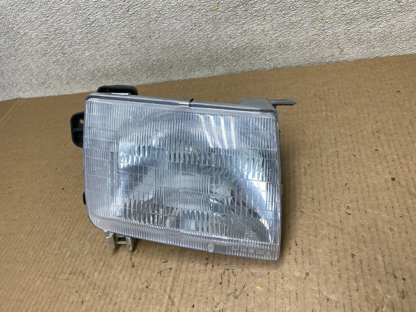 1998 1999 Nissan Frontier Right Passenger Side Headlight Halogen Lamp W5075 DW1