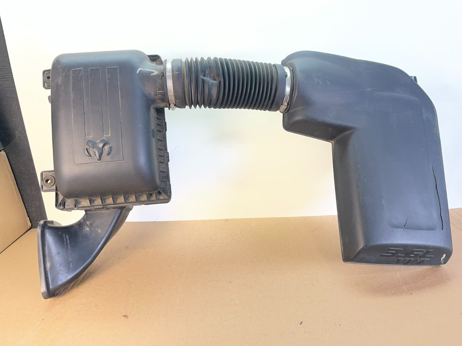 2009-2018 Dodge Ram 1500 4.7L V8 Air Intake Cleaner Filter Box AG3027 DG0