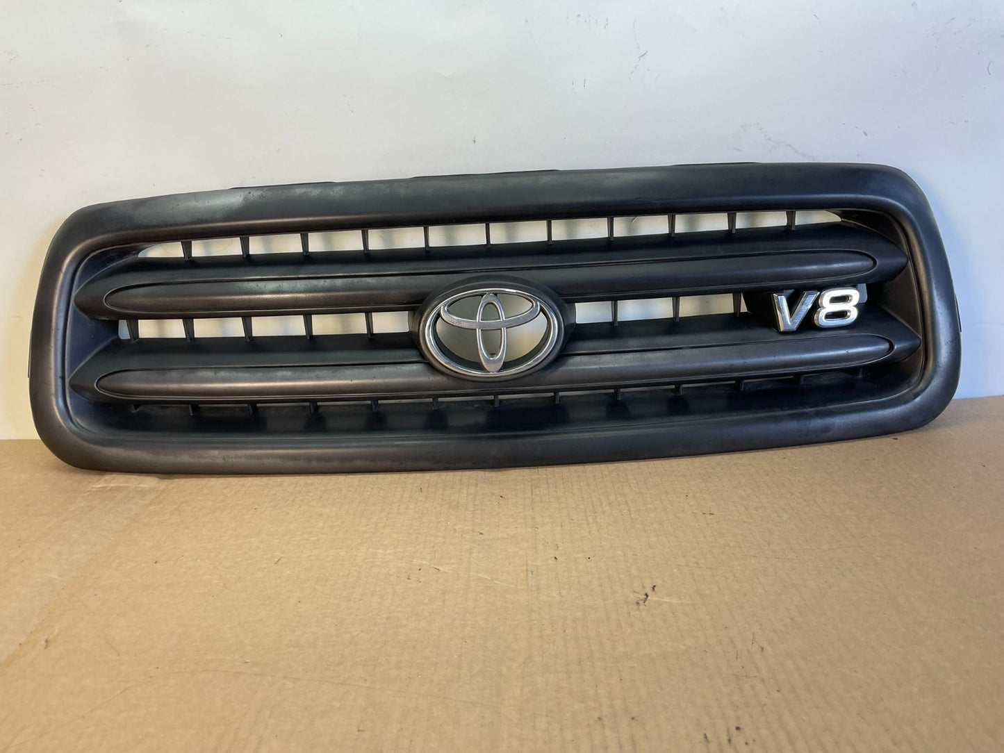 2001 to 2004 Toyota Sequoia Front Upper Grill Grille W/ Emblem AG3109 DG0