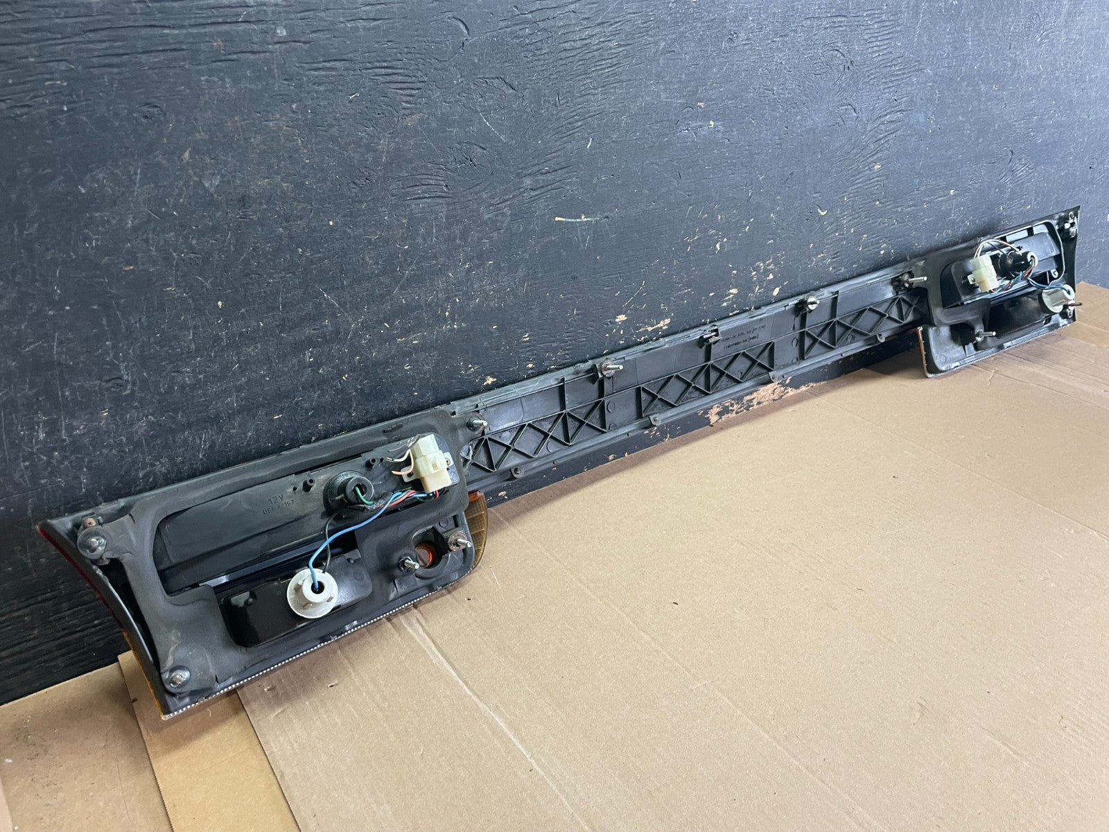 1995 to 1996 Subaru Legacy Wagon Trunk Mounted Center Tail Light Panel z8540 DG11