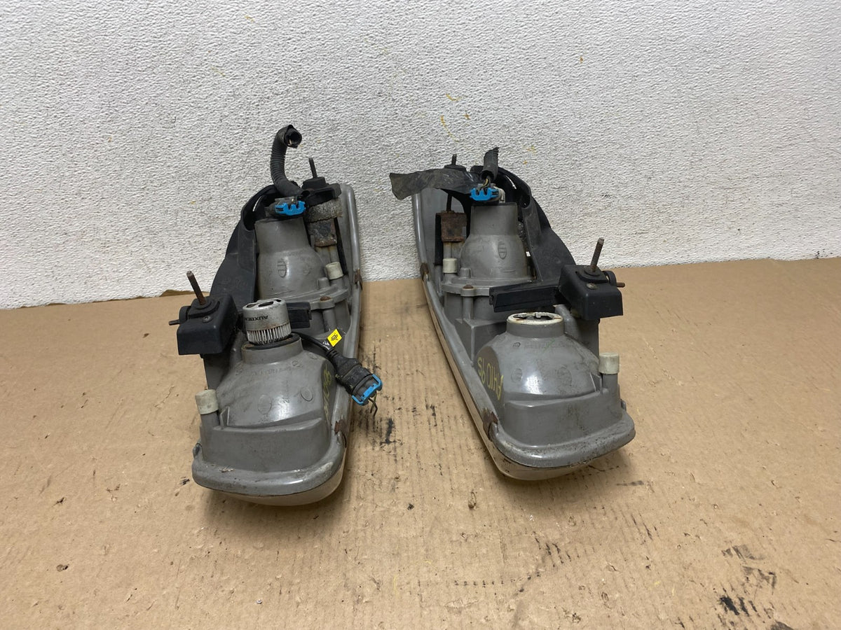 2000 to 2006 Chevrolet Tahoe LS LT Left+Right Set Side Headlights AH1095 PS9