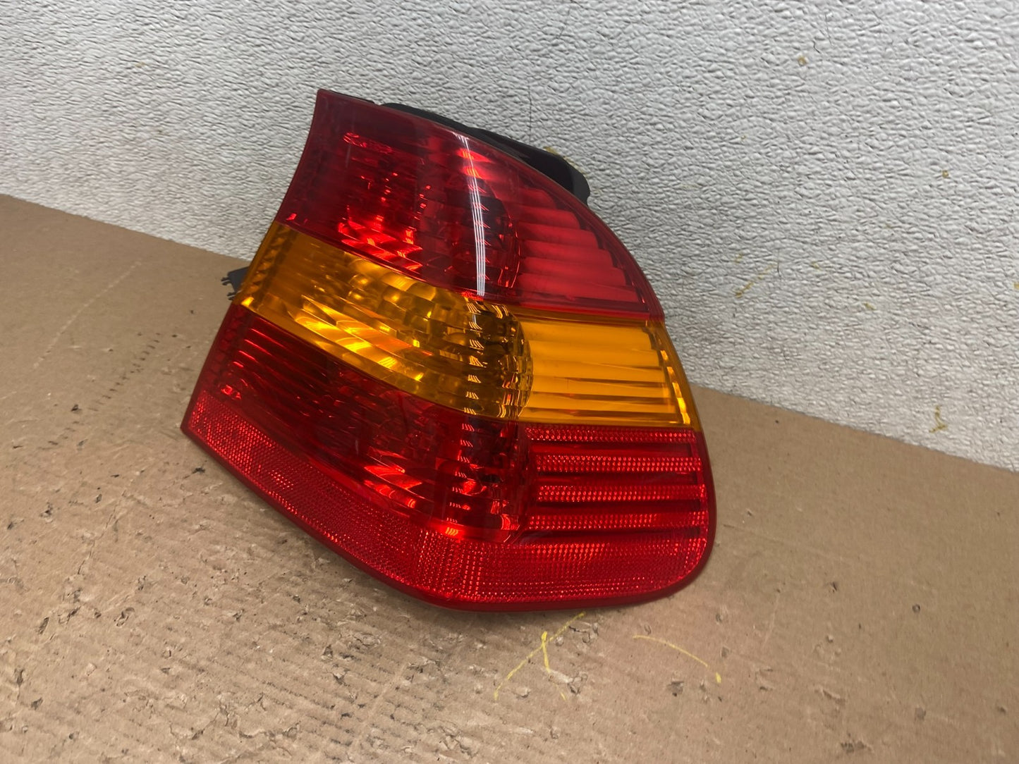 2002 -  2005 BMW 3 E46 Series Right Passenger  Tail Light Oem R0899 DW1