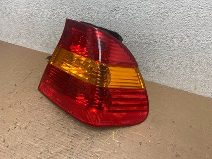 2002 -  2005 BMW 3 E46 Series Right Passenger  Tail Light Oem R0899 DW1