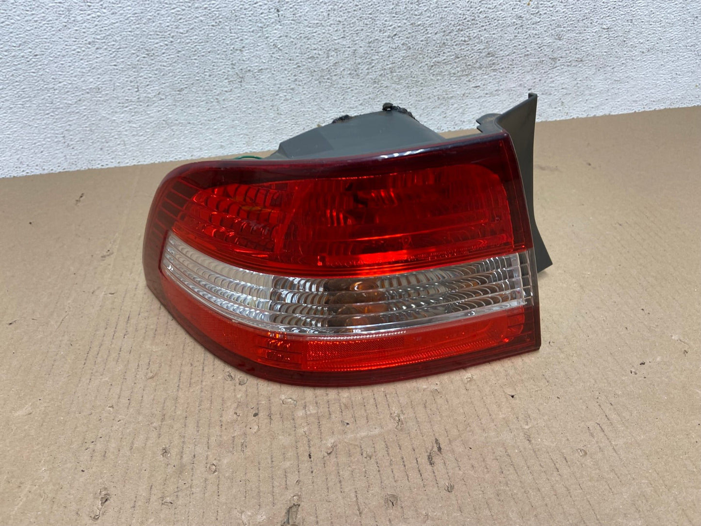 2000 2001 Lexus ES300 Outer Left Driver Lh Side Tail Light AE7248 LK0