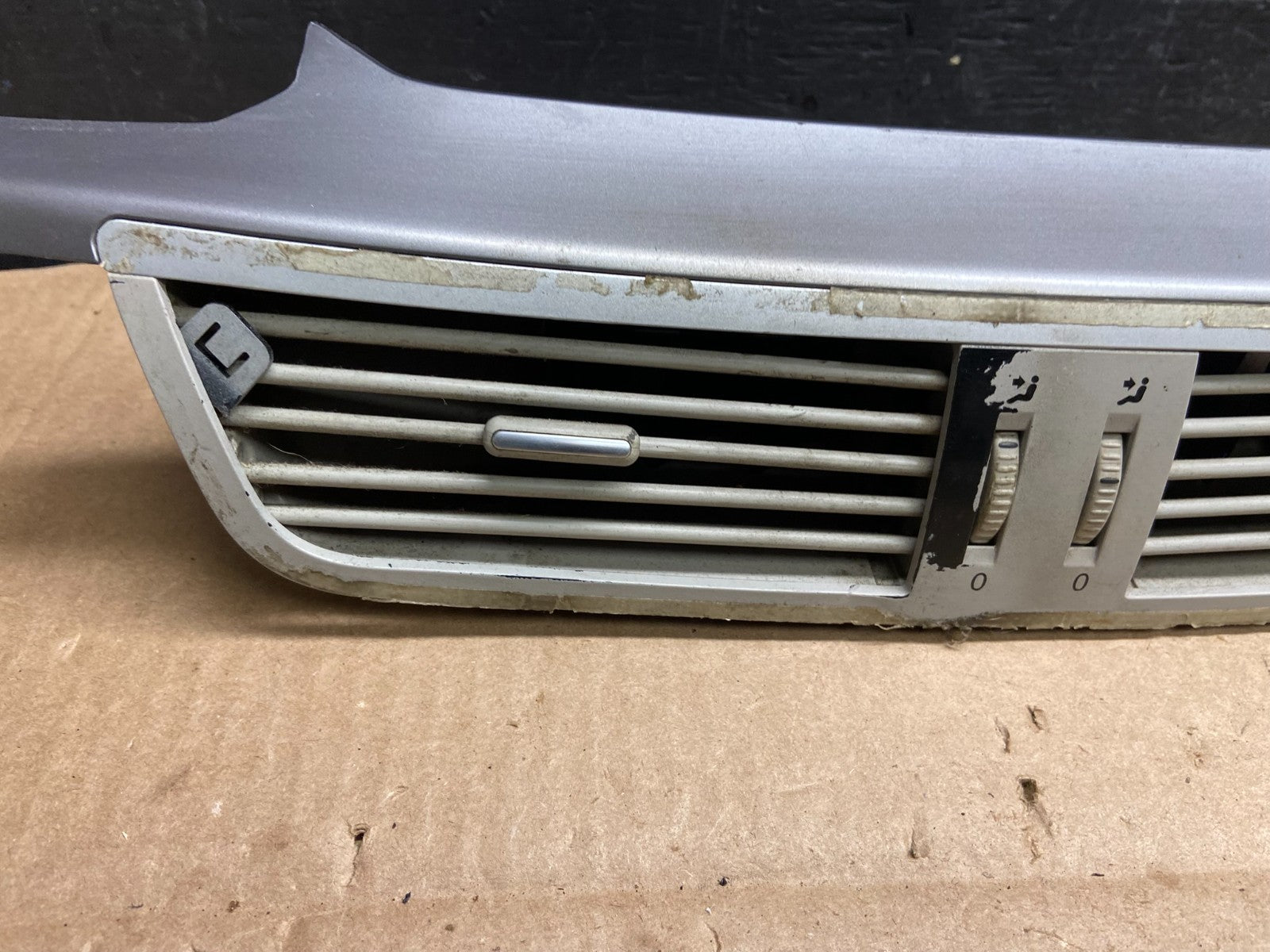 2009 to 2014 Volkswagen Routan Dash Center Trim Bezel Panel Vents y5380 DG1