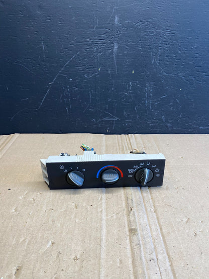 2001 - 2007 GMC Chevrolet Express 1500 Climate Control A/C AB8804 DG0