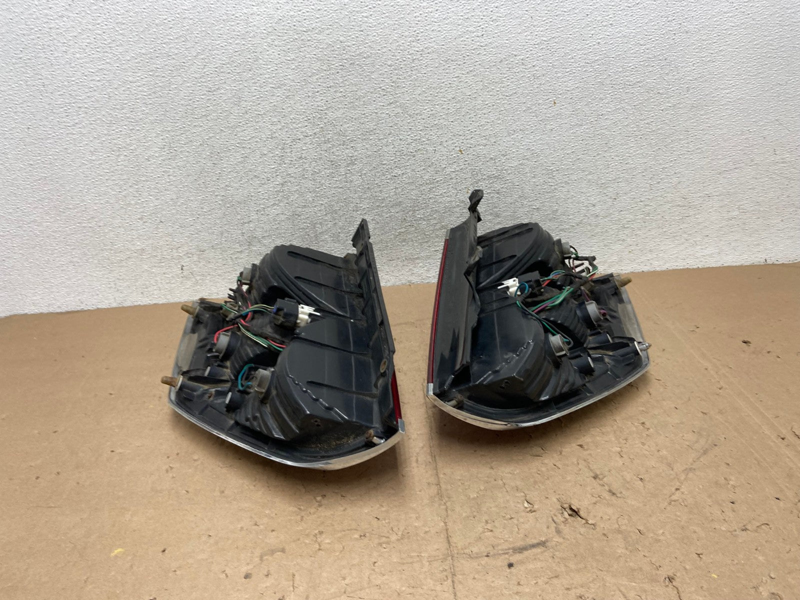 2000 to 2003 Mitsubishi Pajero Left+Right Driver Side Tail Lights AG5676 LK10