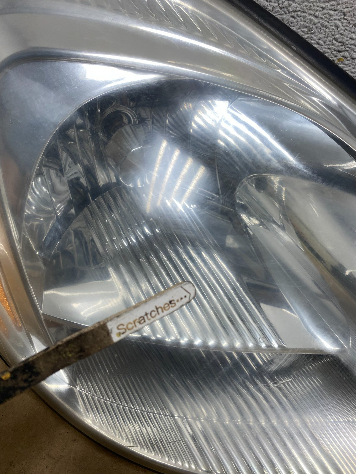 2004-2005 Toyota Sienna Right Passenger Halogen Headlight AI3462 DW3
