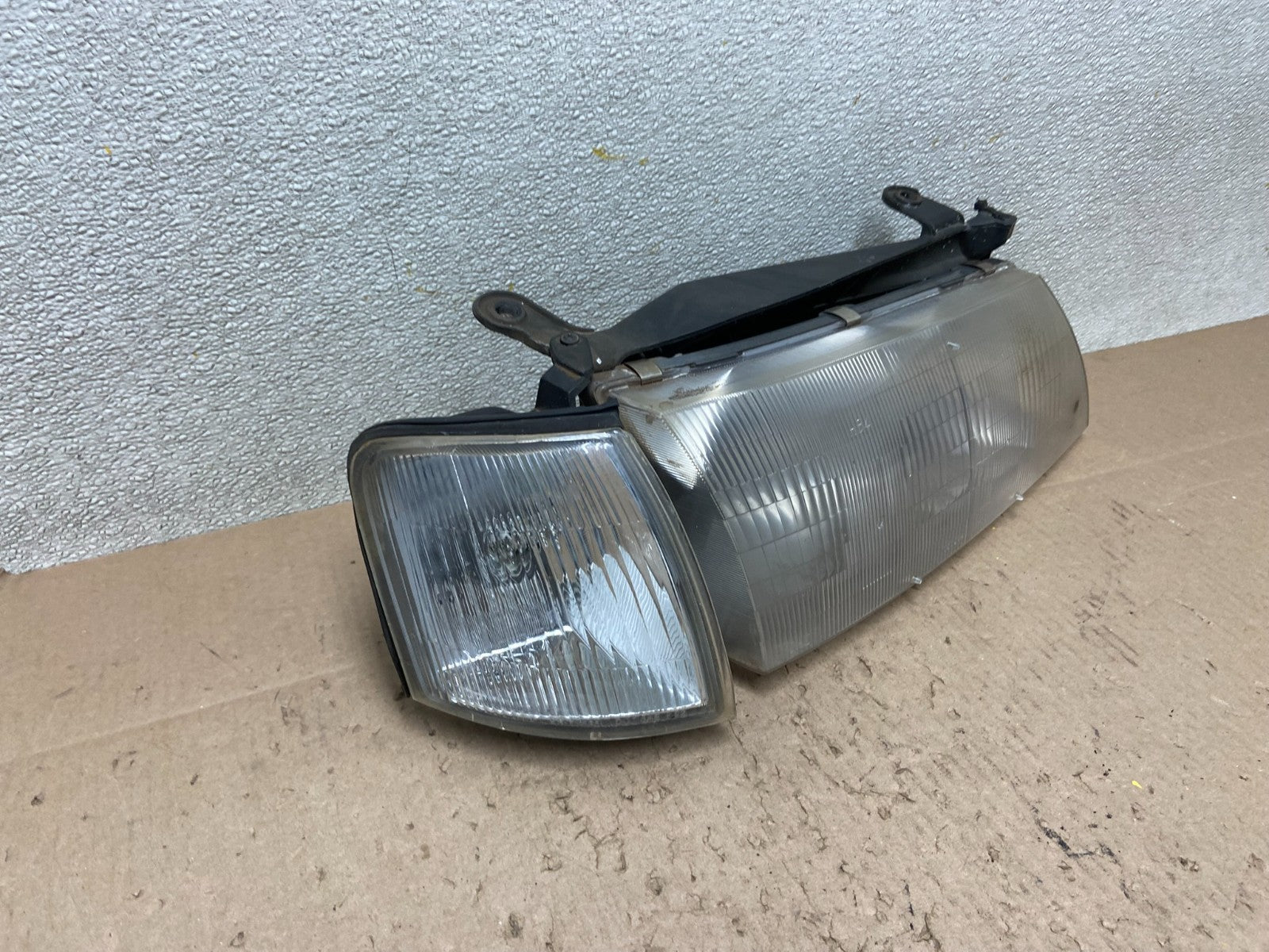 1995 to 1998 Nissan Sentra Passenger Right Side Headlight Z6459 DW2