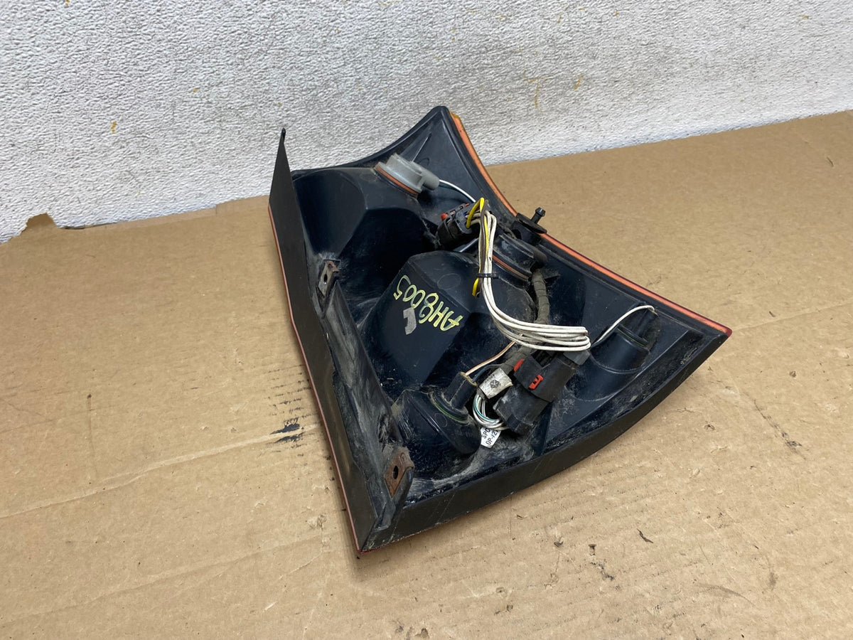2004 2005 2006 Chrysler Pacifica Left Driver LH Tail Light AH8005 LK5