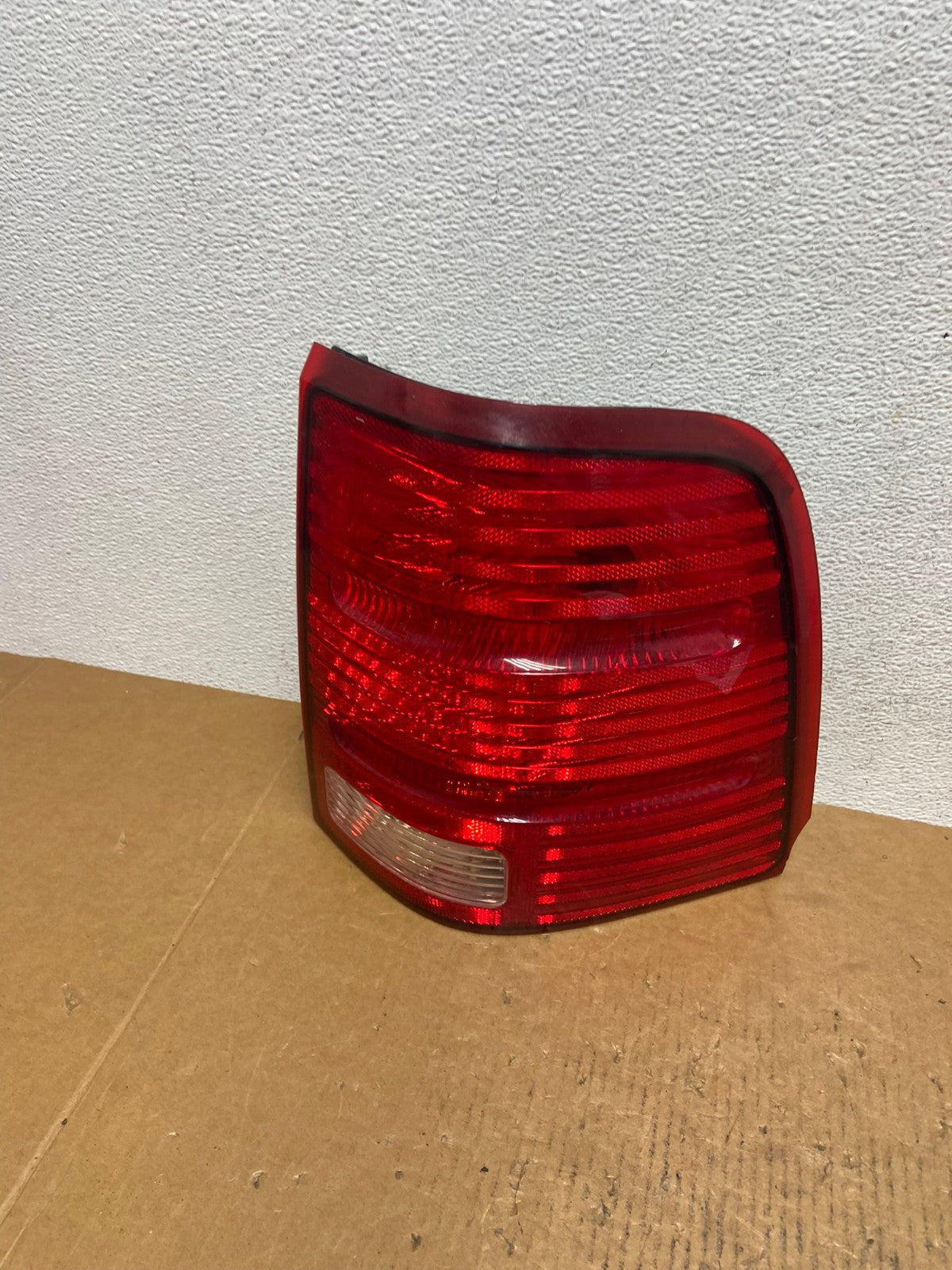 2002 to 2005 Ford Explorer Right Passenger Rh Side Tail light AE0336 LK0