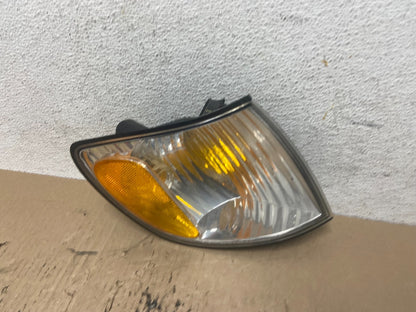 2001 to 2003 Toyota Sienna Turn Signal Right Passenger RH Lamp AF7039 DW1
