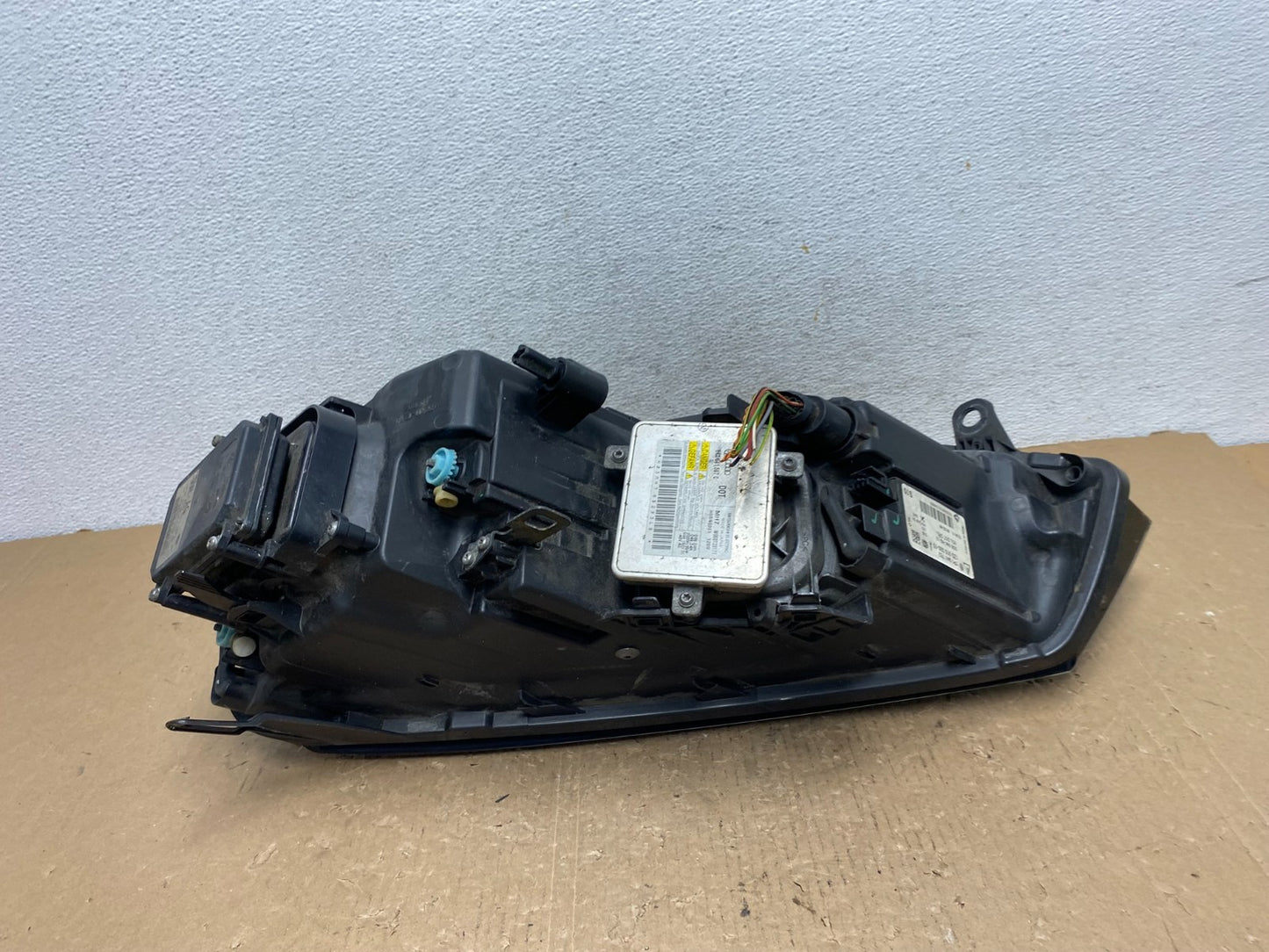 2011 - 2014 Volkswagen Touareg Right Passenger RH Xenon Headlight AD8828 DW4