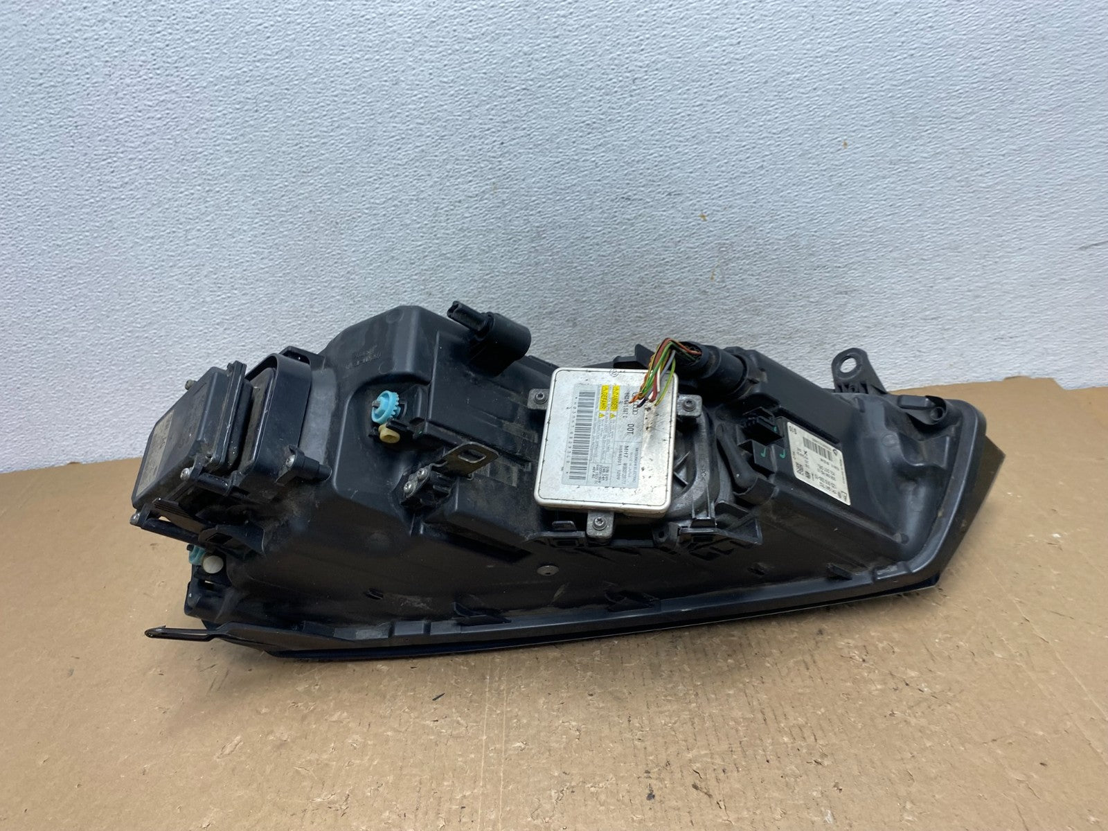 2011 - 2014 Volkswagen Touareg Right Passenger RH Xenon Headlight AD8828 DW4