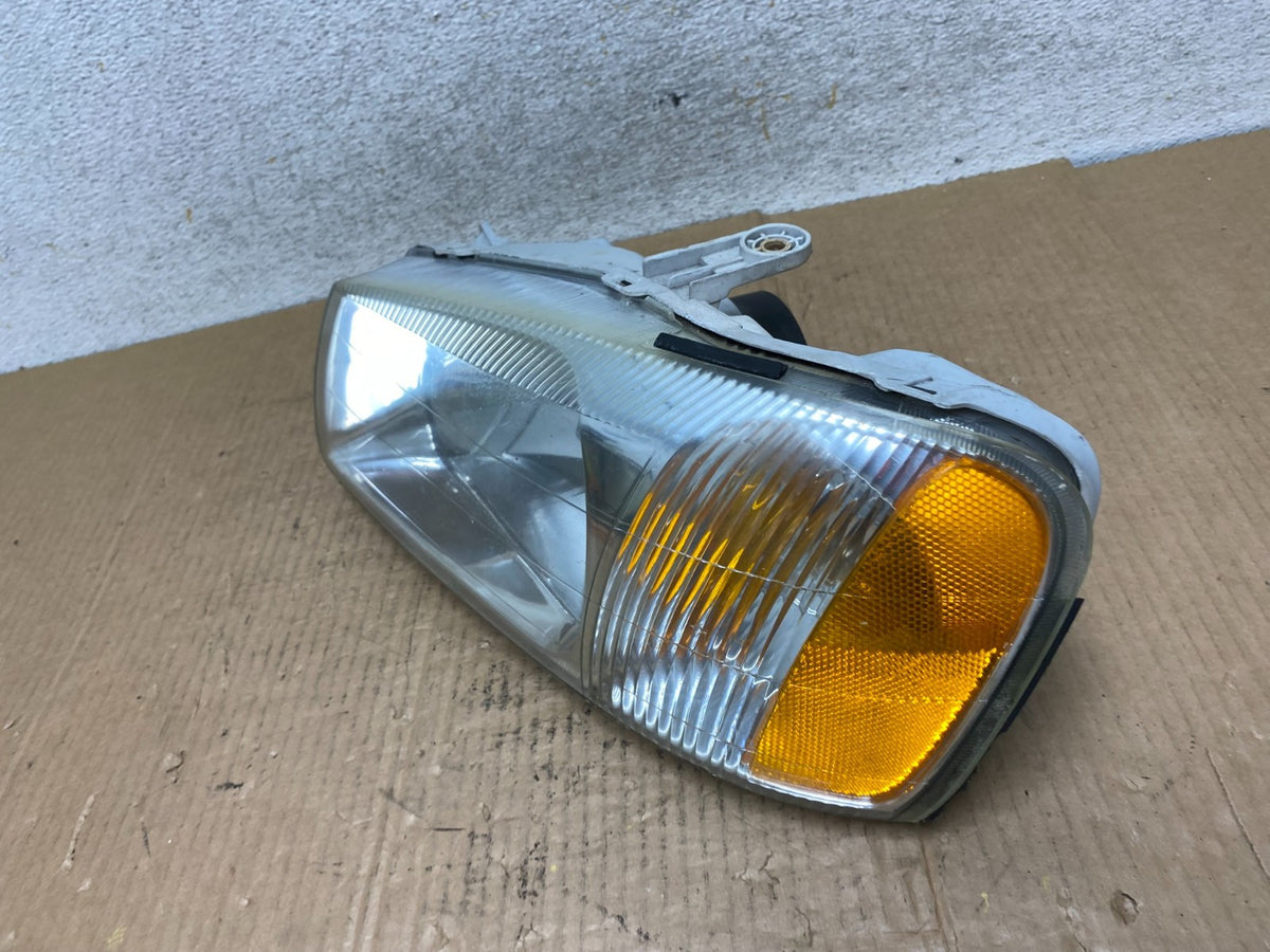 2000-2002 Hyundai Accent Left Driver LH Halogen Headlight AI6630 DW1