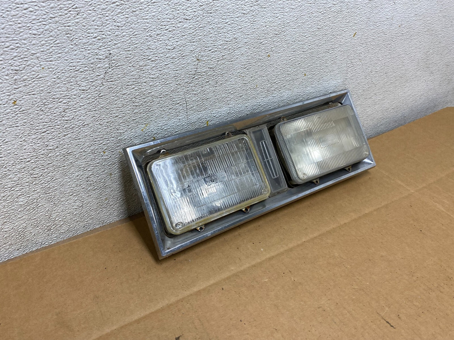 1980 to 1989 Lincoln Town Car Left Or Right HeadLight E0VB-130520-AH N40612
