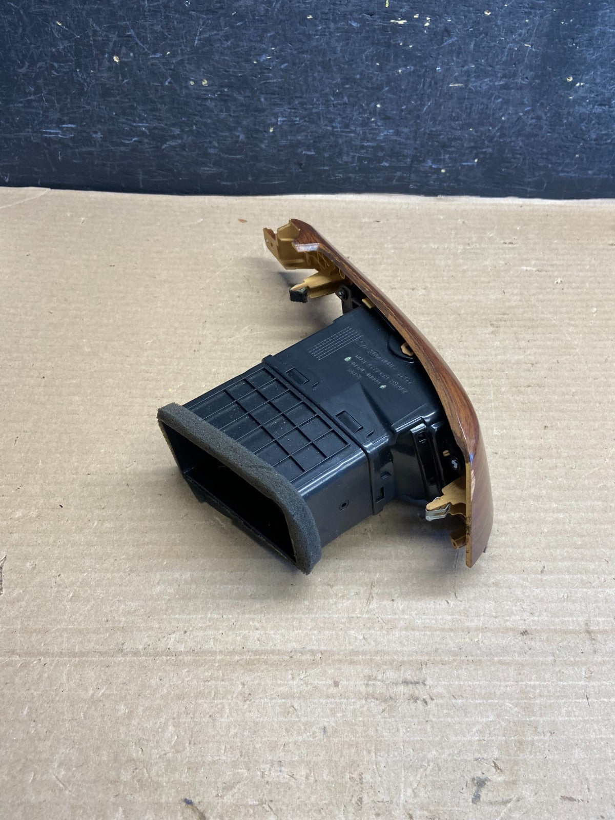 2006 - 2012 Kia Sedona Entourage Right Passenger RH Center Air Vent ah1505 DG3