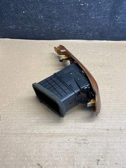 2006 - 2012 Kia Sedona Entourage Right Passenger RH Center Air Vent ah1505 DG3