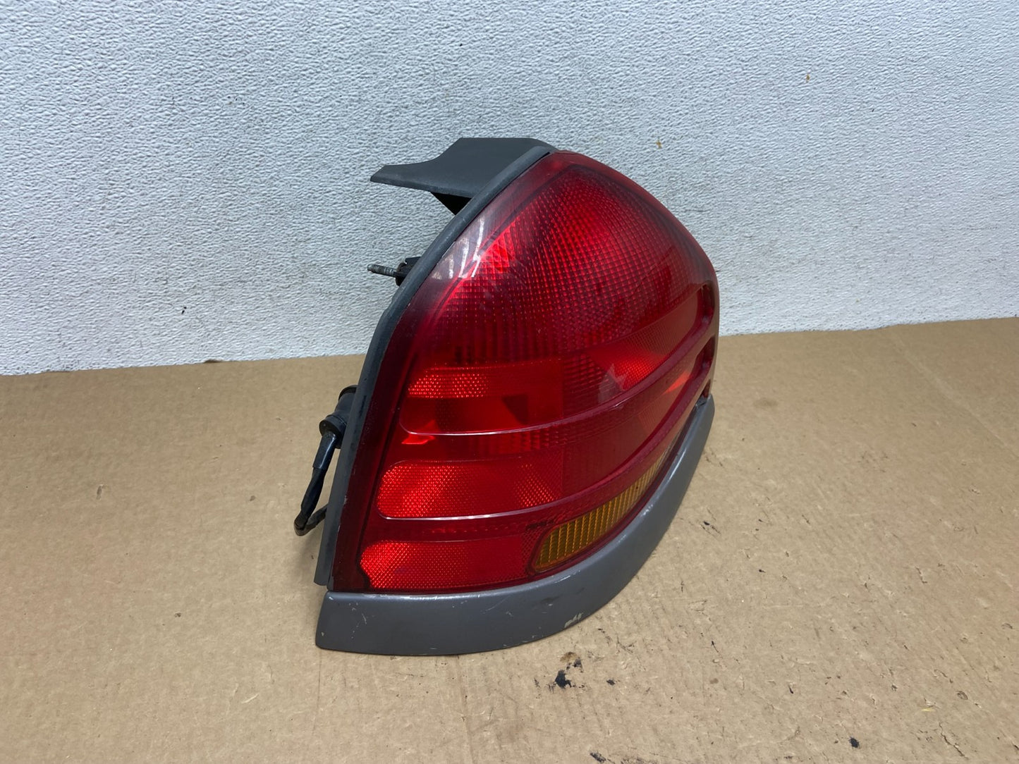1998-2003 Ford Crown Victoria Left Driver Lh Side Tail Light AF9745 DW2