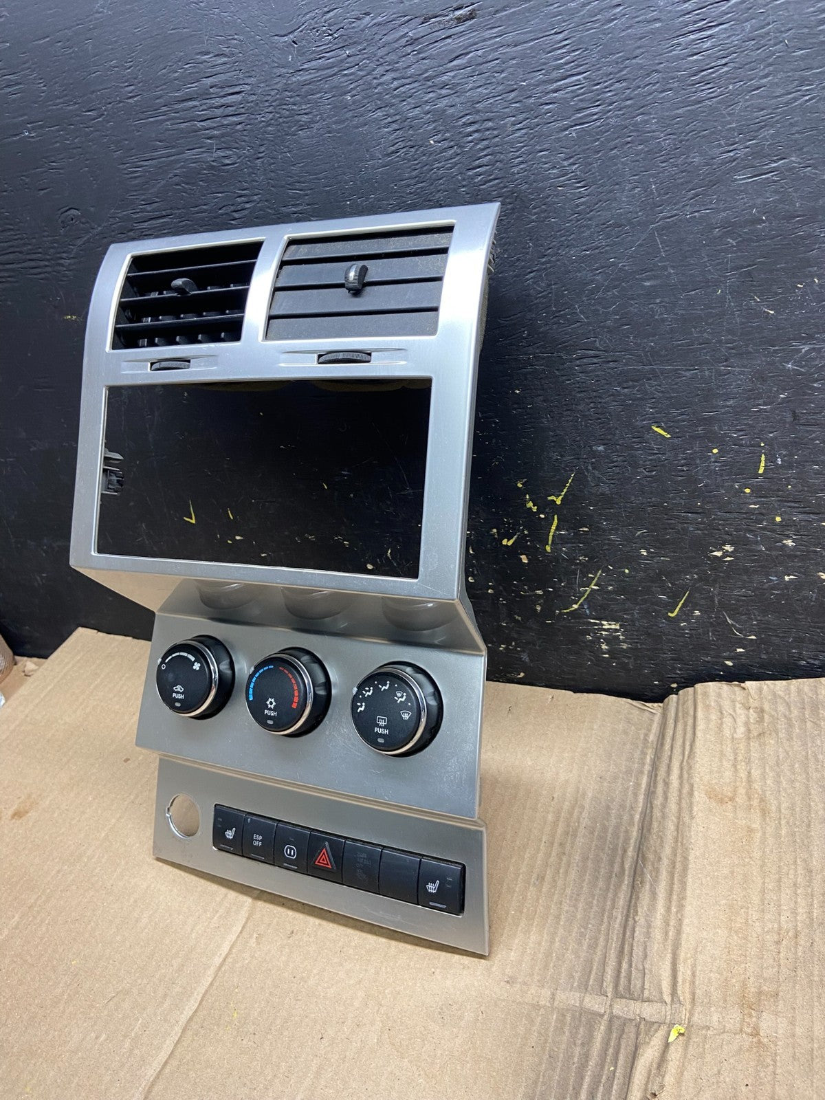 2007 to 2012 Dodge Nitro Dash Climate Temperature Control Radio Bezel x1723 DG1