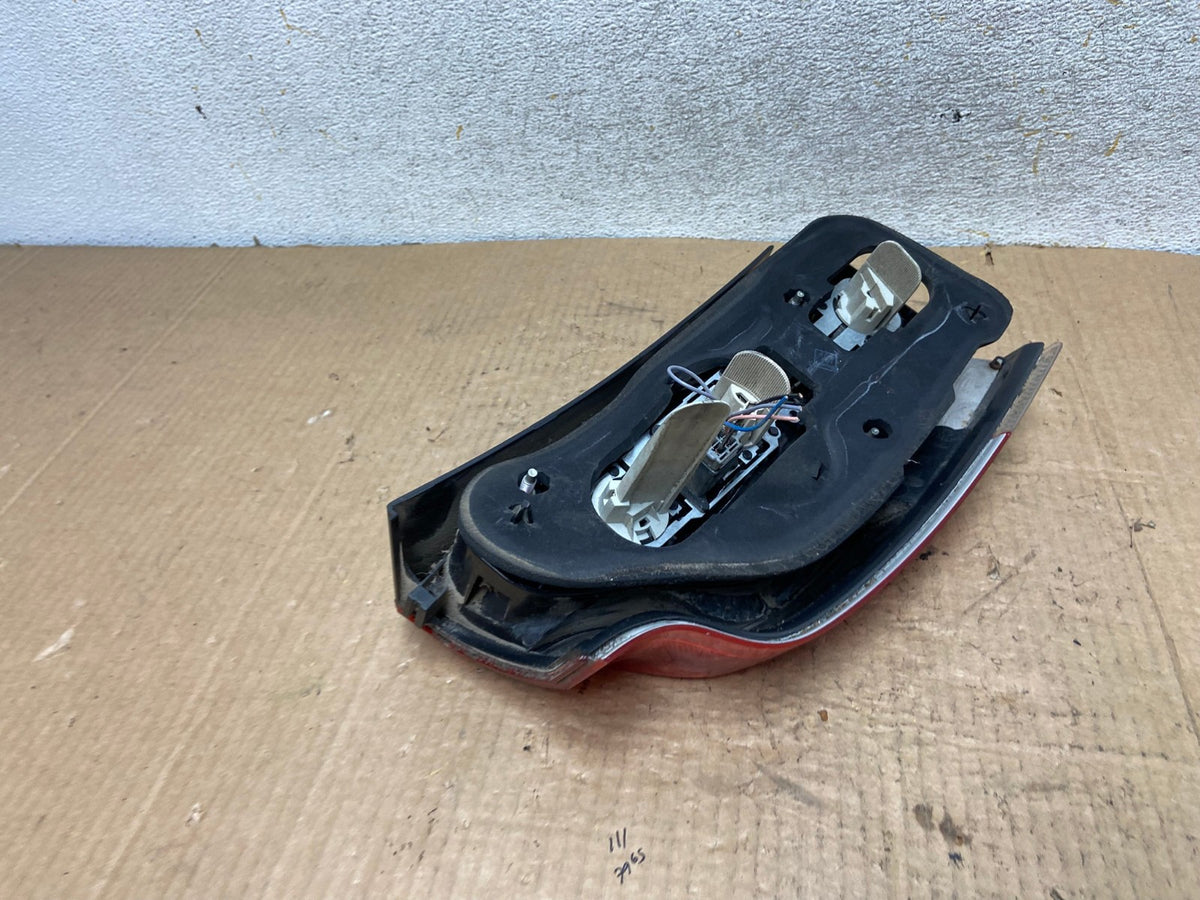 2005 to 2007 Volvo Xc70 V70 Right Passenger RH Tail Light AI8026 LK5