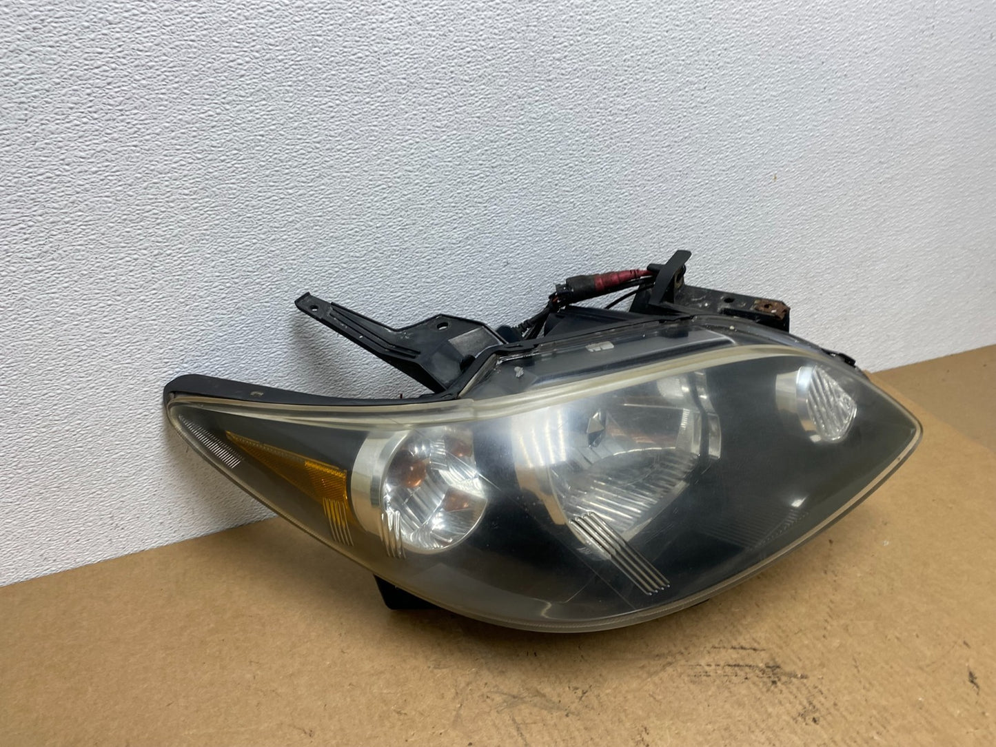 2004 to 2005 Mazda Mpv Black Bezel Right Passenger RH Headlight Oem AC3001 DG2