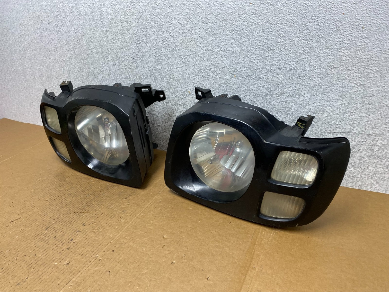 2002 2003 2004 Nissan Xterra Left+Right Side Headlights AE0510 DW1