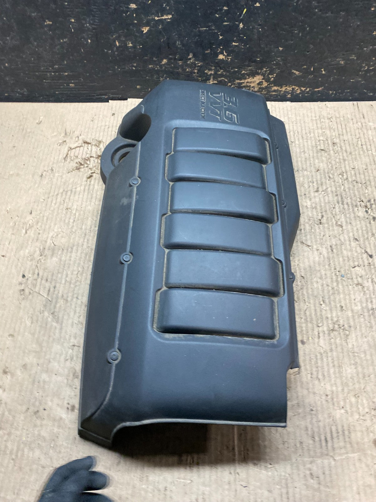 2007 to 2008 GMC Acadia 3.6L VVT Engine Cover Shield OEM v4219 DG2