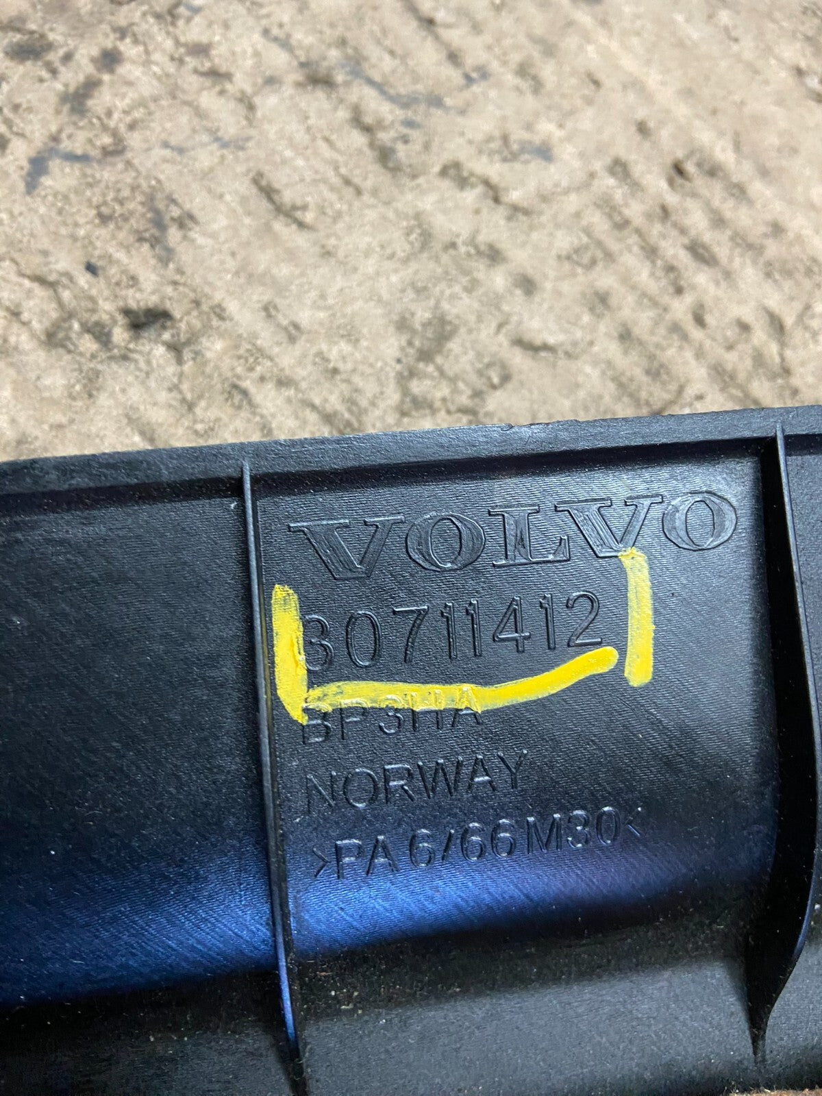 2003 to 2006 Volvo XC90 2.9L Upper Top Engine Motor Dust Cover E8333 DG17