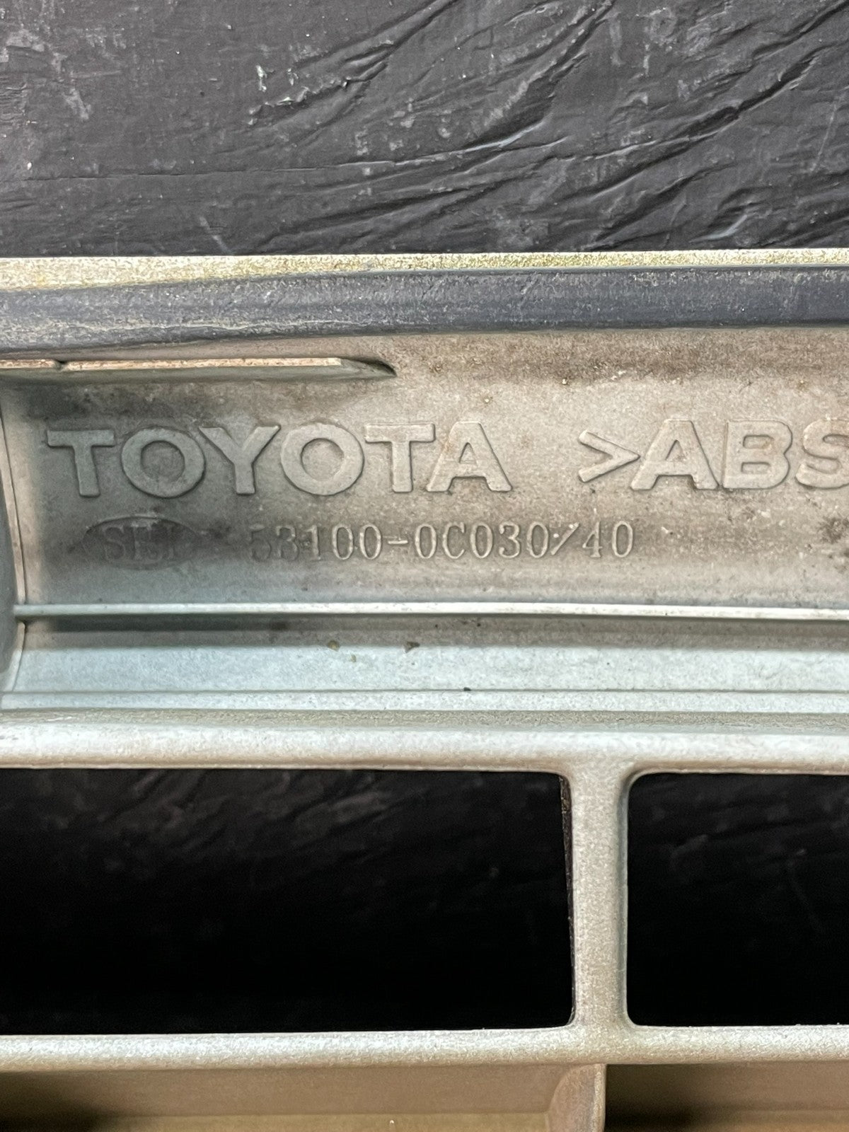 2001 to 2004 Toyota Sequoia Front Upper Grill Grille W/ Emblem AC5339 DG6