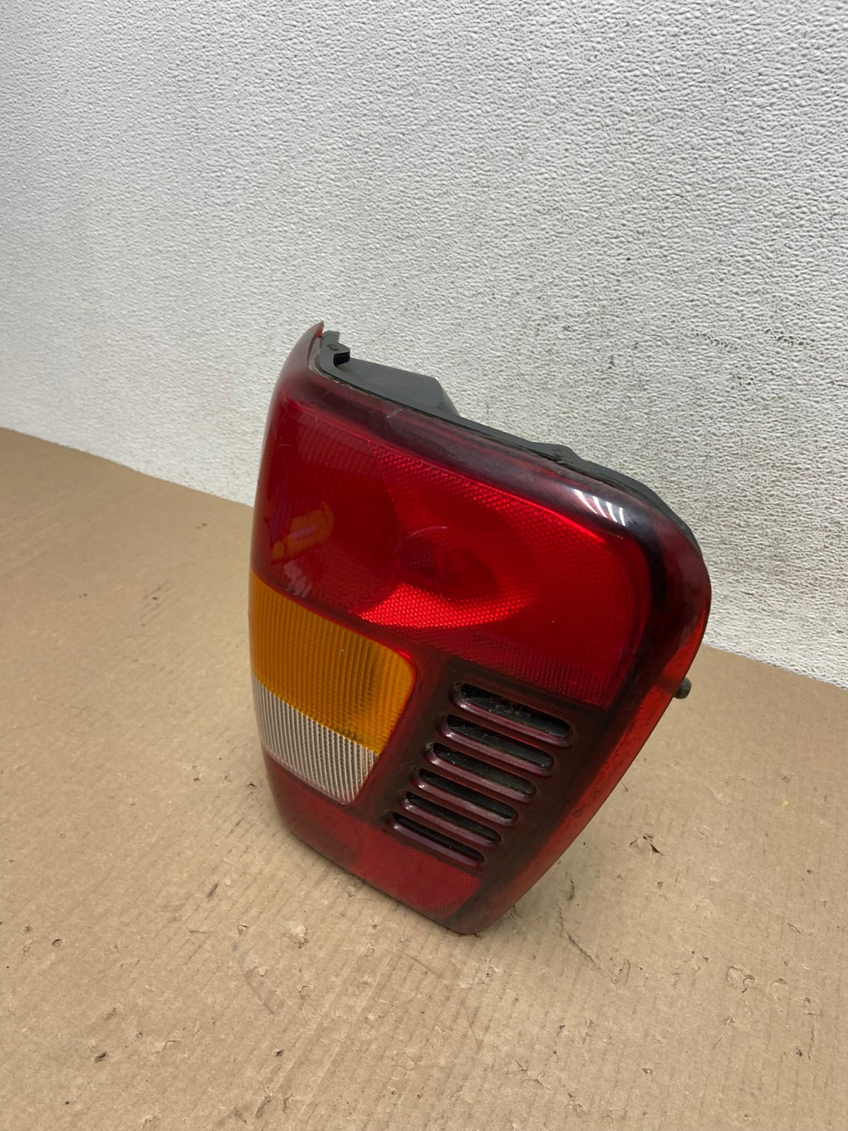 1999-2004 Jeep Grand Cherokee WJ Right Passenger Rh Tail Light AE9651 LK1