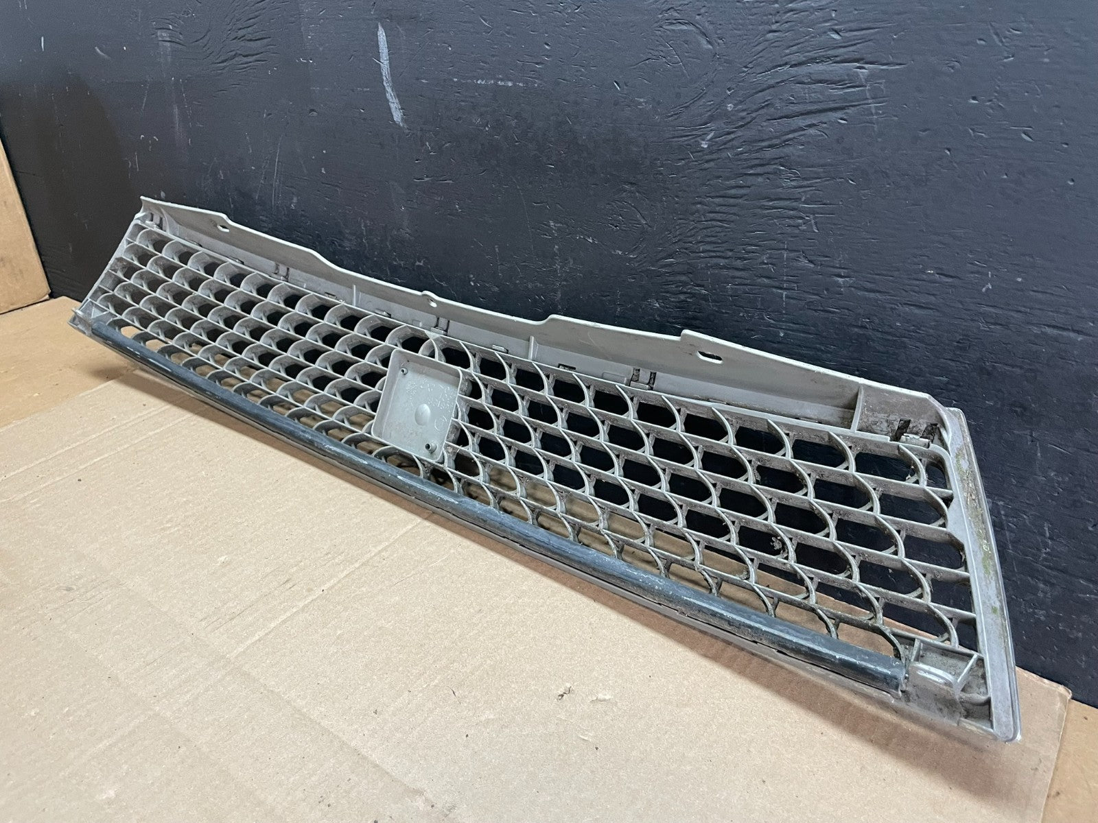 2003 2004 2005 Saturn L L200 L300 Front Upper Grill Grille AB7591 DG7