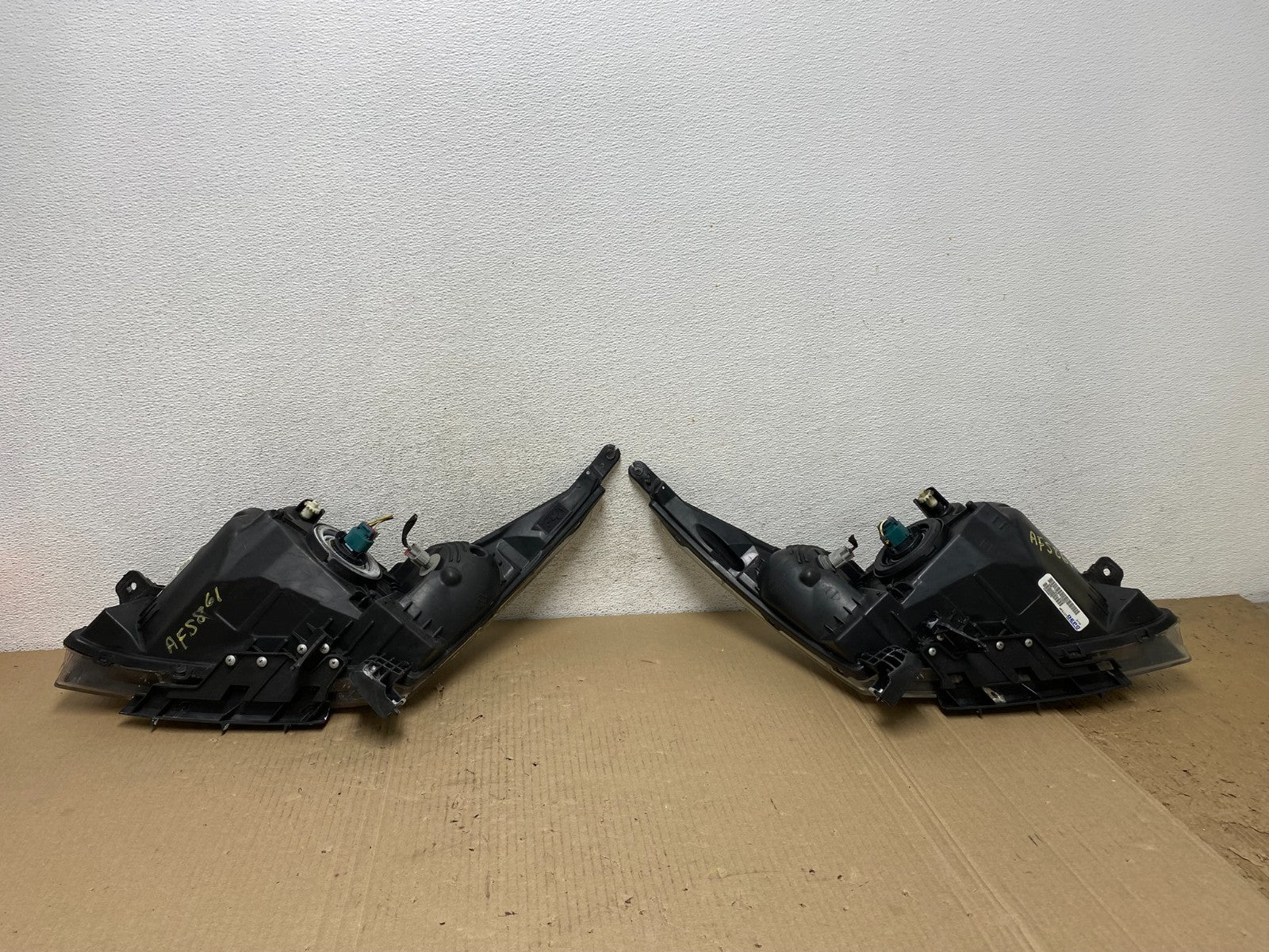 2011 to 2015 Chevrolet Cruze Halogen Left+Right Set Headlights AF5861 DW8