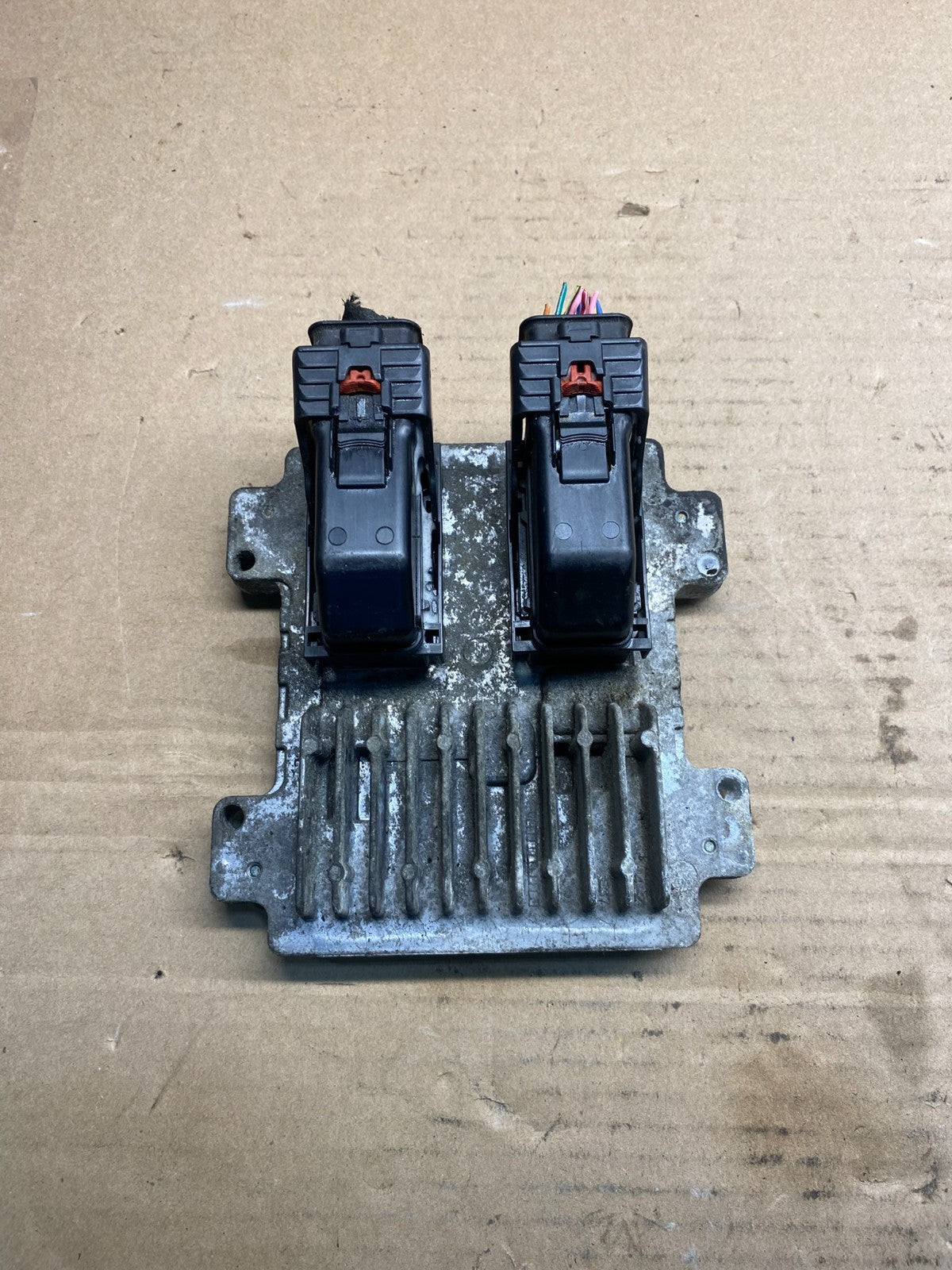 2010 to 2013 Chevrolet Silverado Yukon Engine Control Module ECM ECU ae2129 DG0