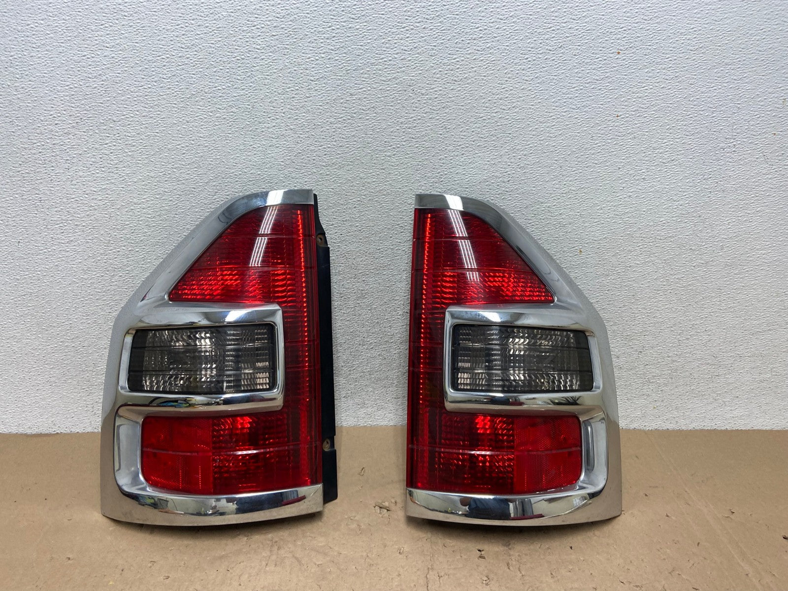 2000 to 2003 Mitsubishi Pajero Left+Right Driver Side Tail Lights AG5676 LK0