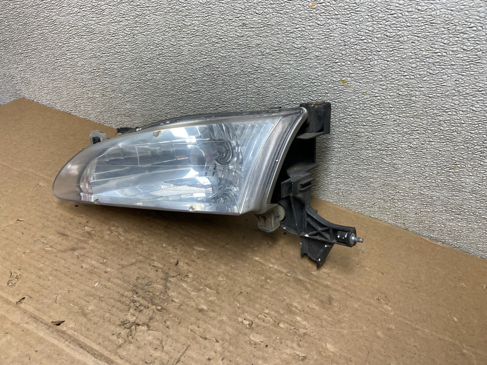 1998 to 2000 Toyota Corolla Front Left Driver Halogen Headlight AB4698 DW0