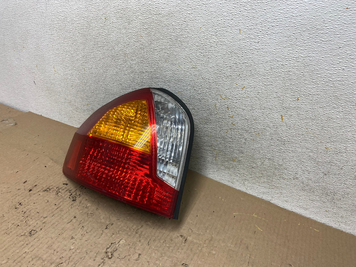 2001 - 2004 Hyundai Santa Fe Left Driver LH Side Tail Light AH6038 LK2