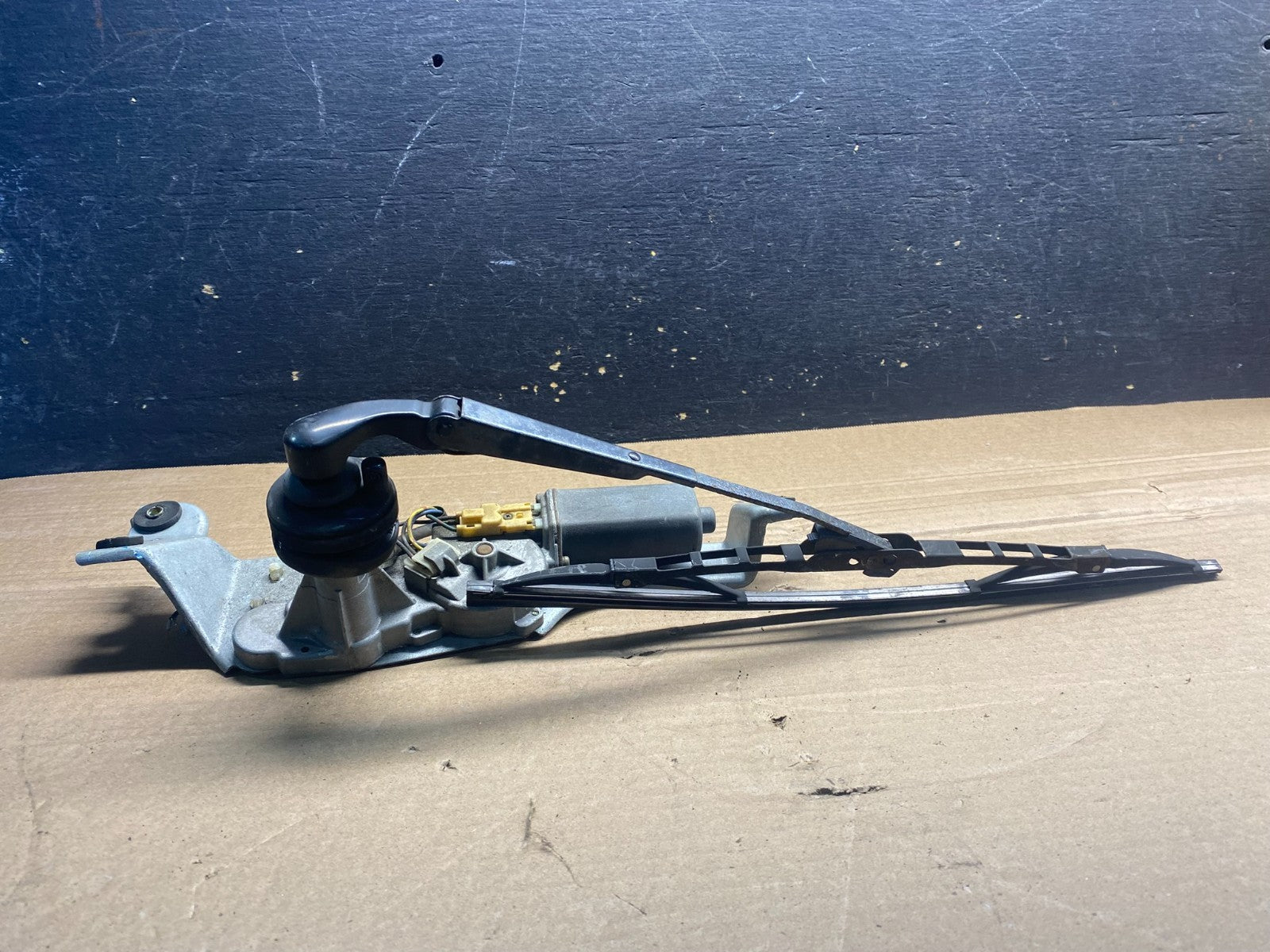 2000 to 2004 Subaru Outback Rear Windshield Washer Wiper Motor AA3119 DG3