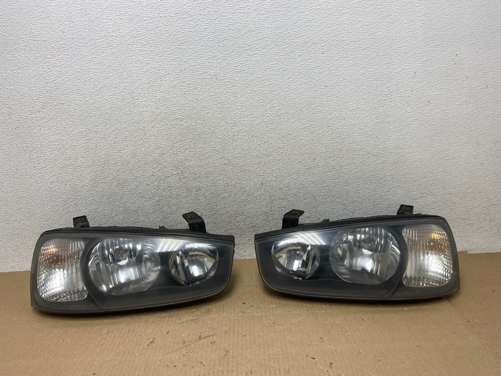 2001 2002 2003 Hyundai Elantra Left+Right Side Set Halogen Headlights AG5887 DW0
