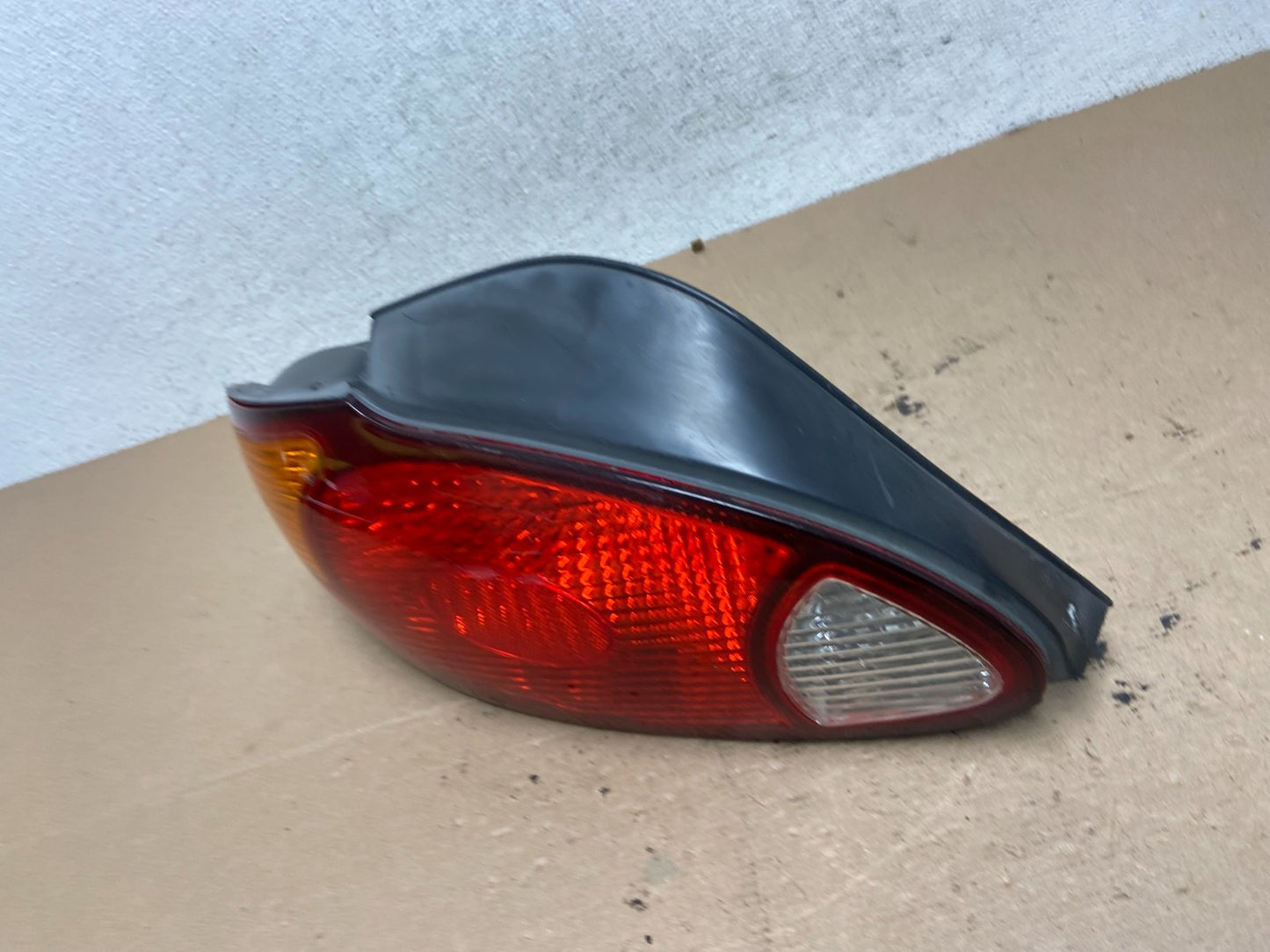 1999 2000 Hyundai Elantra Sedan Left Driver LH Tail Light AF4740 DW1