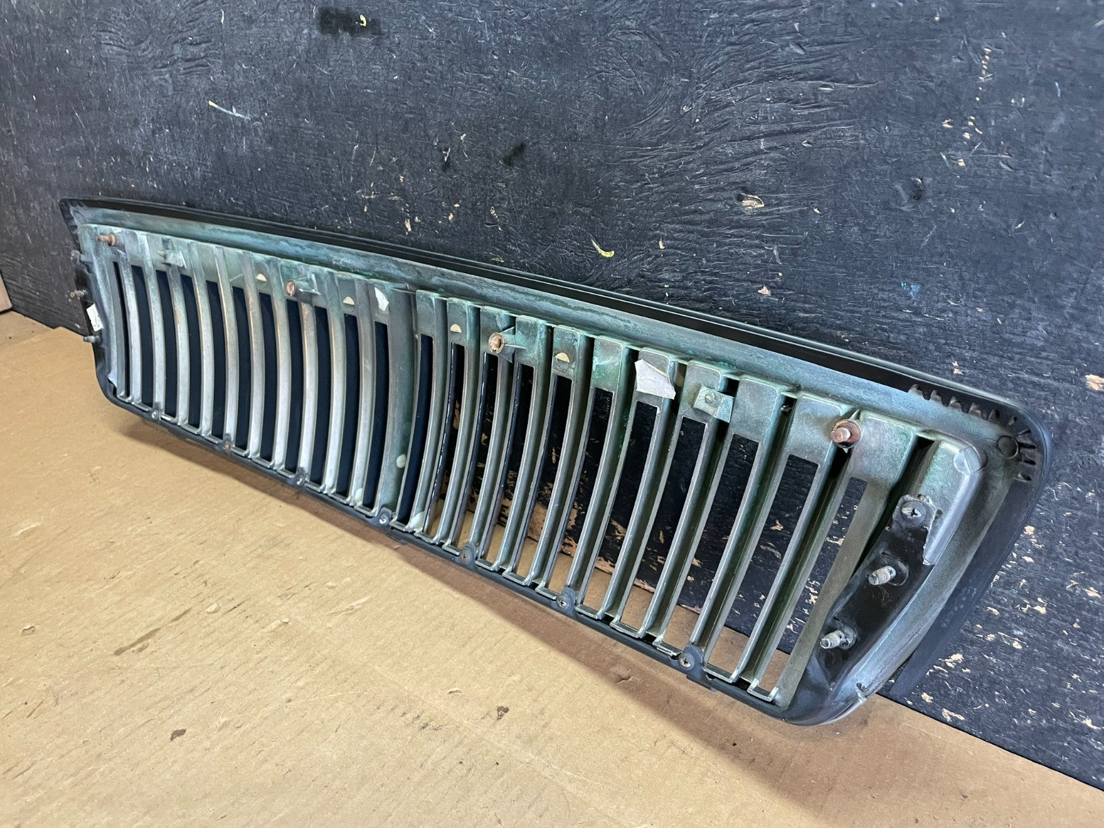 2002 to 2005 Hyundai Azera XG350 Front Upper Grill Grille W/Emblem OE  AA2243 DG5