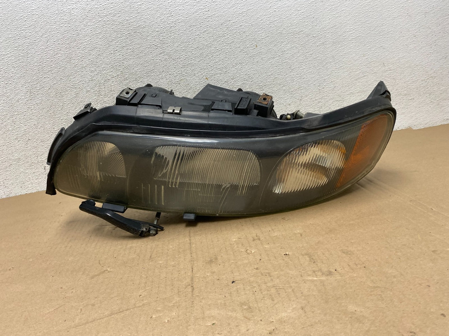 2001 to 2004 Volvo S60 Left Driver LH Headlight Halogen AG4612 DW0