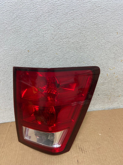 2005 - 2006 Jeep Grand Cherokee Right Passenger Rh Side Tail Light AI8435 LK0