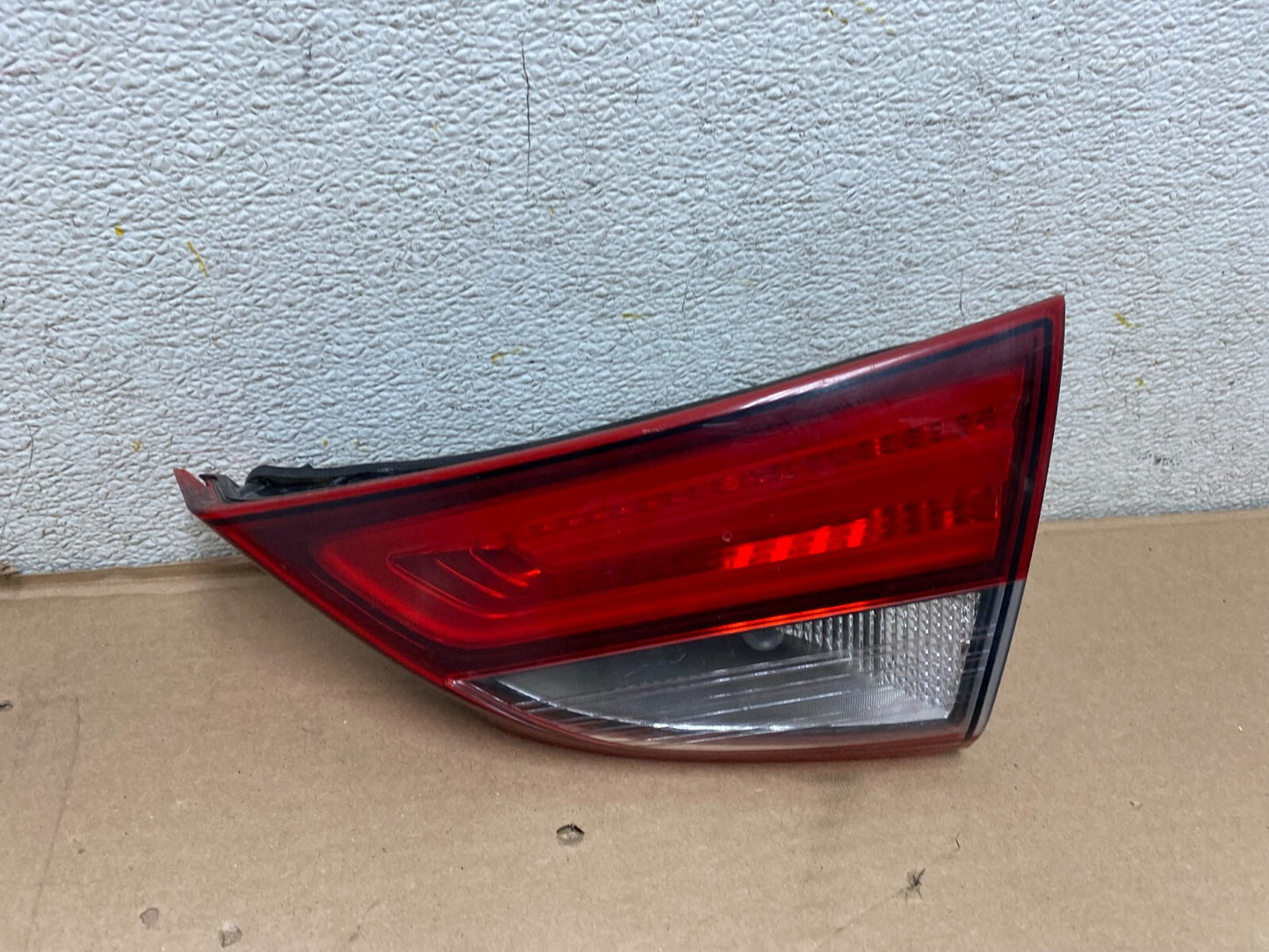 2015 to 2017 Chrysler 200 Sedan Right Passenger  Inner Tail Light Oem j4419 DG0