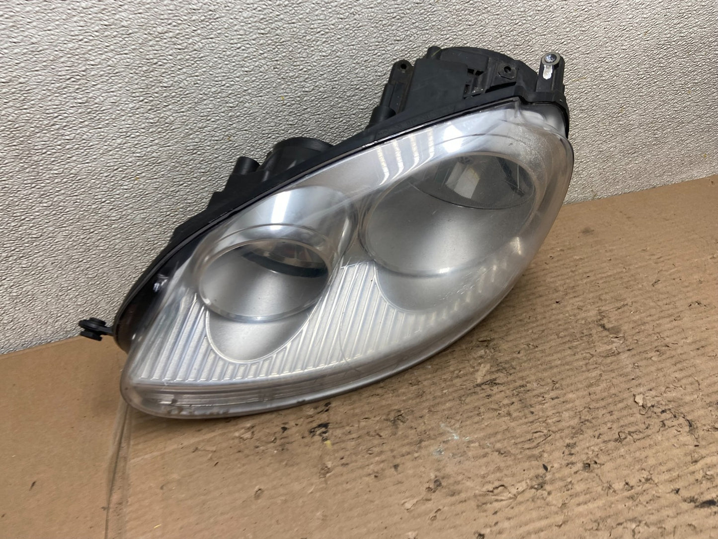 2005 to 2010 Volkswagen Jetta Left Driver LH Side Headlight Halogen AA9559 DW2