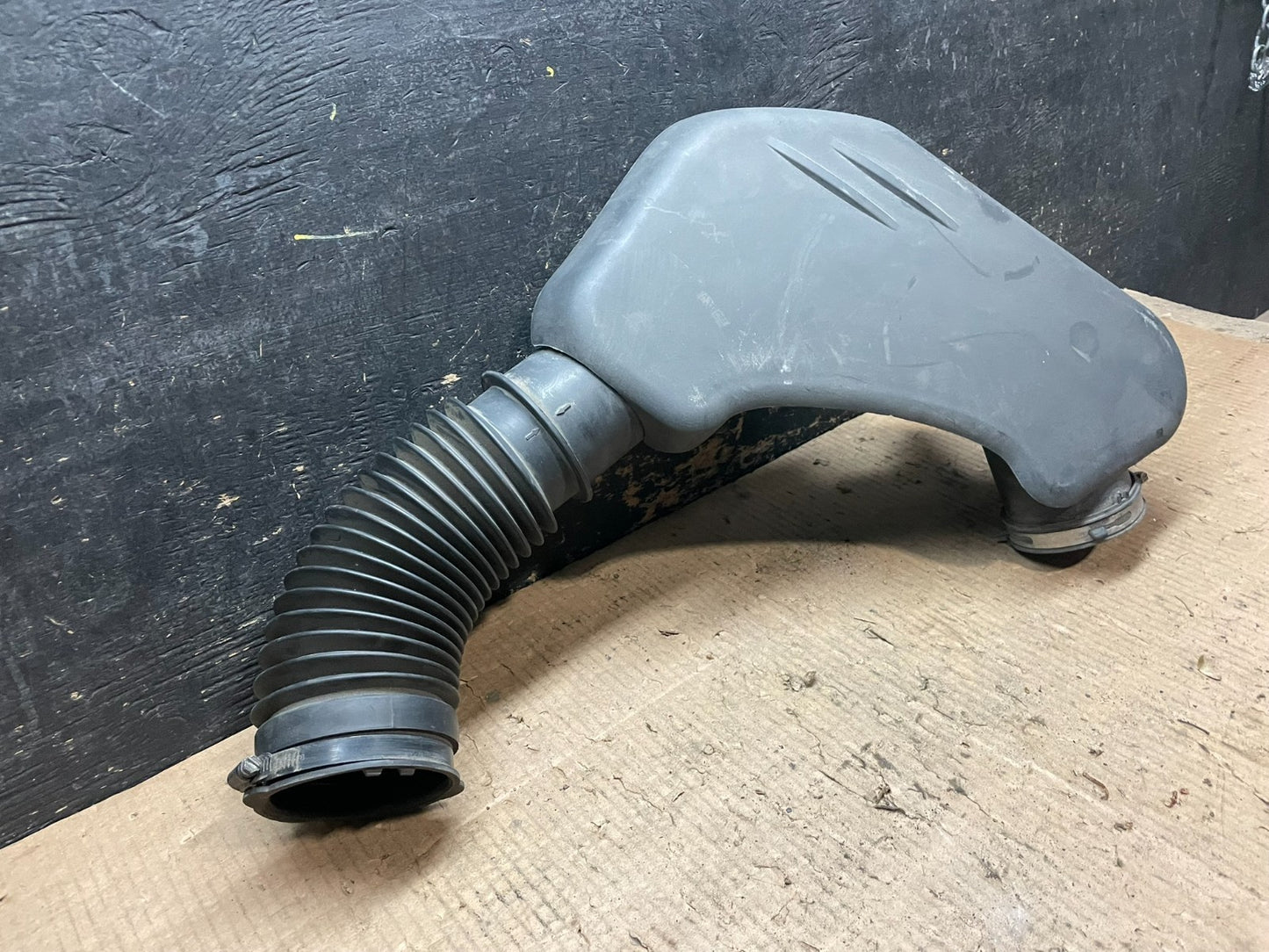 2011 to 2018 Chrysler 300 3.6L Air Intake Duct Tube Cleaner OEM y6612 DG1