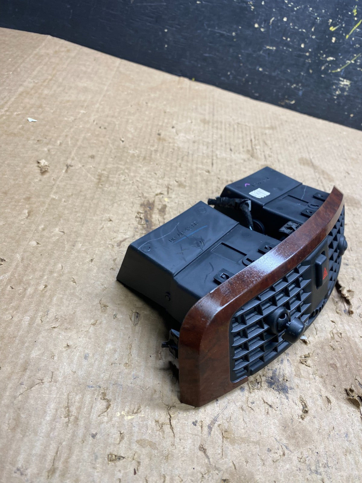 2004 to 2009 Cadillac SRX Front Center Dash A/C Air Vent Z7423 DG1