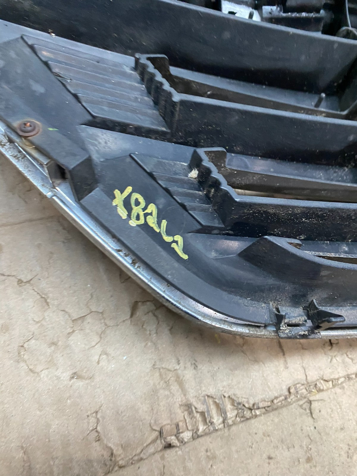 2000 2001 Mazda MPV Front Upper Grille Grill Oem X8262 DG13