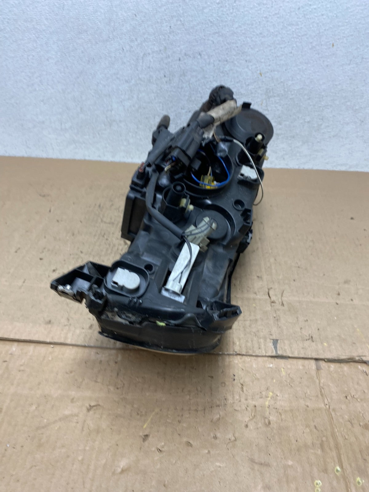 2005 to 2007 Volvo XC70 V70 Passenger Right Passenger RH Headlight AE6603 DW9