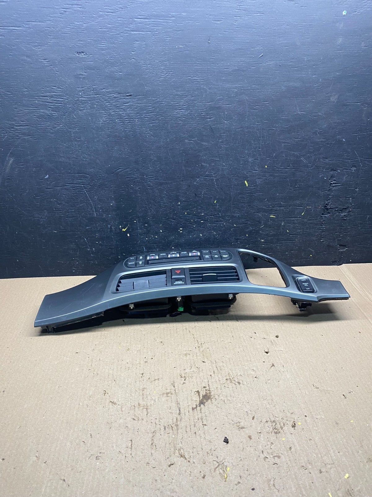 2005 to 2010 Honda Odyssey  Radio Climate Control Dash Trim Bezel Q7067 DG3